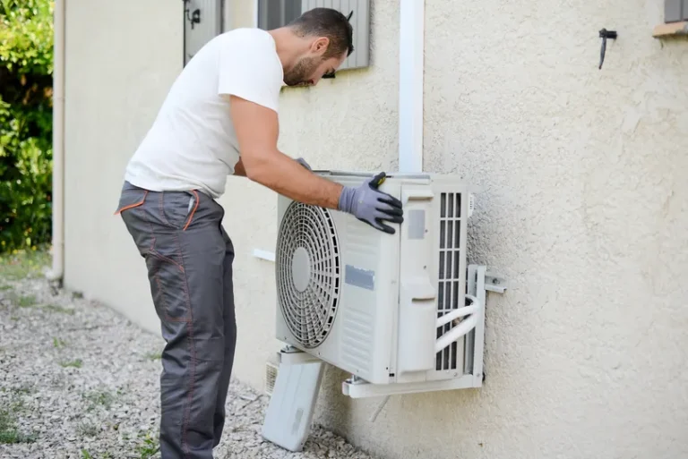 AC unit workman in Mt Dora Florida 