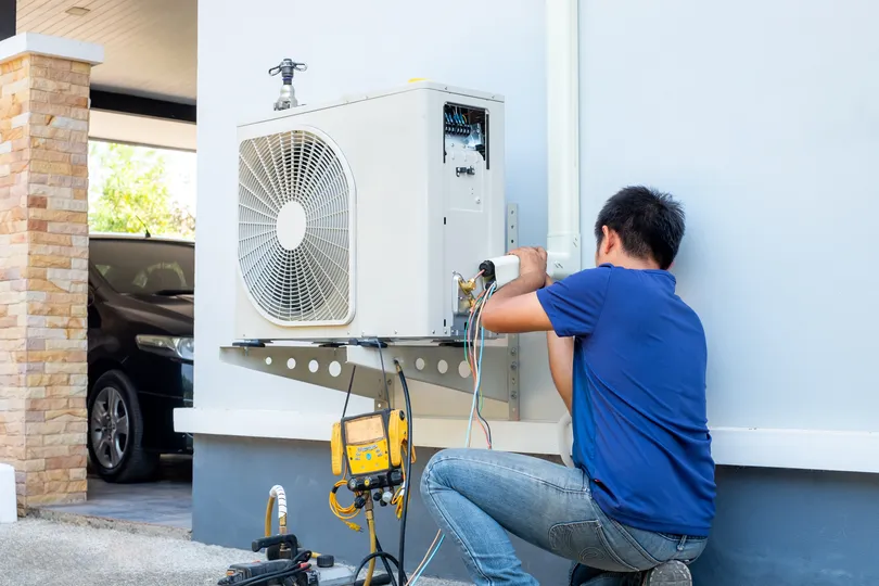 AC unit repair by a technician in Florida