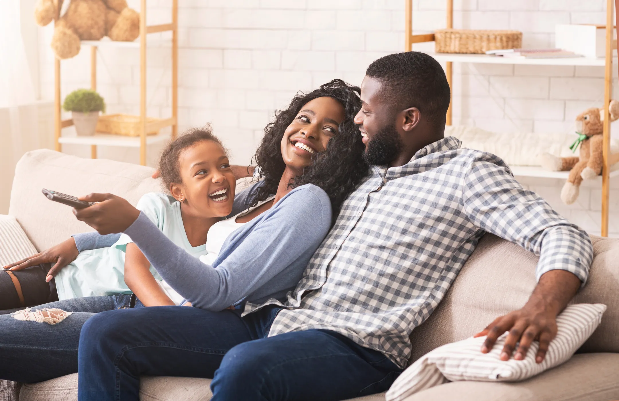Family in Leesburg sitting on a couch together