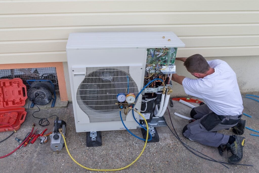 worker installing a heat pump mt dora